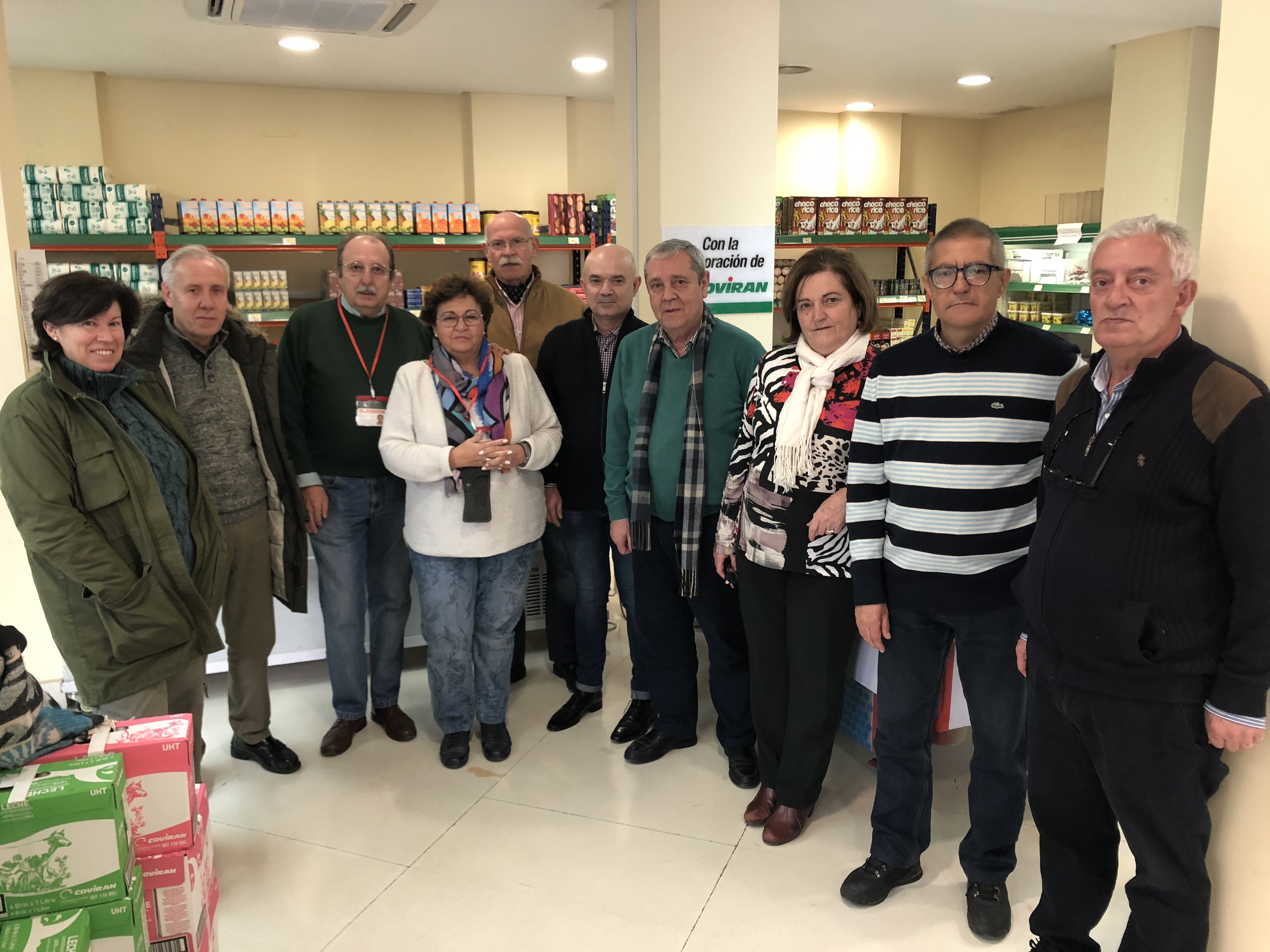 La Directora de Cáritas Granada, Chuku (primera por la izquierda) junto a los voluntarios del Economato