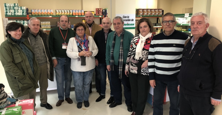 La Directora de Cáritas Granada, Chuku (primera por la izquierda) junto a los voluntarios del Economato