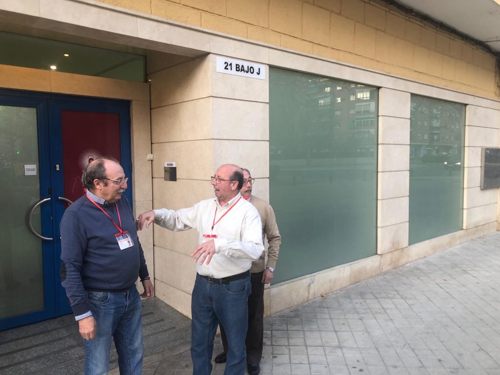 Voluntarios del Economato Diocesano junto a la fachada principal